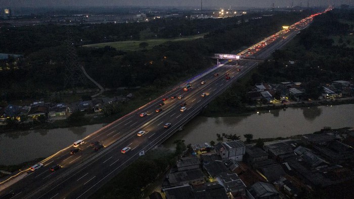 KENAIKAN VOLUME KENDARAAN MENUJU JABODETABEK Foto udara kendaraan pemudik melintas menuju arah Jabodetabek di Jalan Tol Jakarta-Cikampek, Karawang, Jawa Barat, Sabtu (7/5/2022). Jasa Marga pada tanggal 3-6 Mei 2022 (H2 hingga H+3 Lebaran) mencatat kenaikan volume kendaraan yang melintas dari arah timur menuju Jabodetabek sebanyak 280.632kendaraan atau naik 124,2 persen dari volume lalu lintas normal 125.144 kendaraan.ANTARA FOTO/Aprillio Akbar/tom.