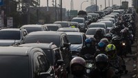Kepadatan kendaraan pemudik arus balik dari pulau Sumatera yang terjadi di fly over pintu keluar Pelabuhan Merak tersebut menyebabkan antrean kendaraan sekitar 2 kilometer.
