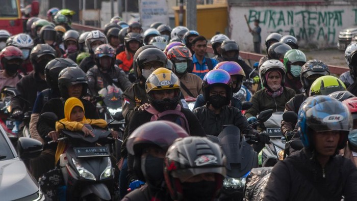 Pemudik bersepeda motor menerobos kemacetan di pintu keluar Pelabuhan Merak, Kota Cilegon, Banten, Sabtu (7/5/2022). Kepadatan kendaraan pemudik arus balik dari pulau Sumatera yang terjadi di fly over pintu keluar Pelabuhan Merak tersebut menyebabkan antrean kendaraan sekitar 2 kilometer. ANTARA FOTO/Muhammad Bagus Khoirunas/tom.