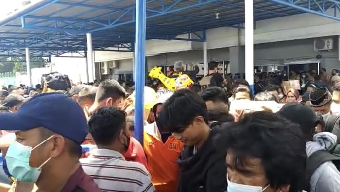 Kepadatan penumpang di Pelabuhan Nusantara, Parepare