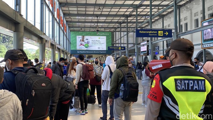 Kepadatan penumpang di Stasiun Senen pada Sabtu (7/5/2022) (Nisa-detikcom)