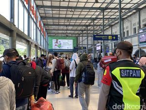 Warga Hendak Keluar Jakarta Naik KA Masih Ramai di H+5 Lebaran, Ini Buktinya