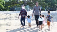Rupanya mereka tidak sabar untuk segera bersentuhan dengan air laut.