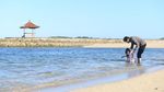 Keseruan Jokowi Menikmati Pantai Nusa Dua Bali Bersama Cucu