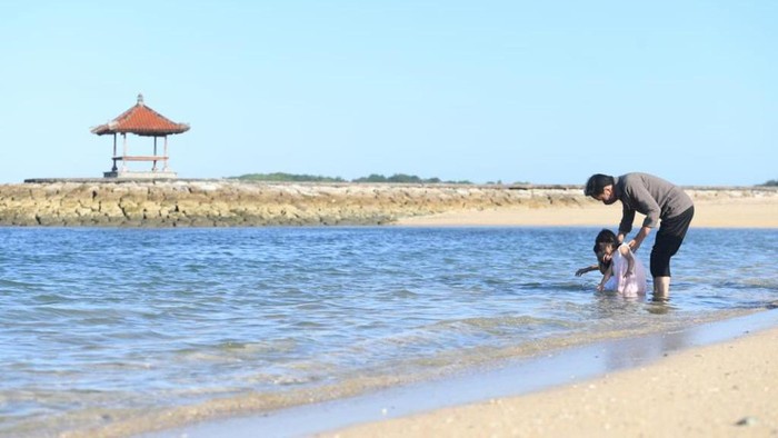 Deburan ombak menyambut kedatangan Presiden Jokowi beserta keluarga di pantai sekitaran Nusa Dua, Bali, Jumat (6/5/2022).