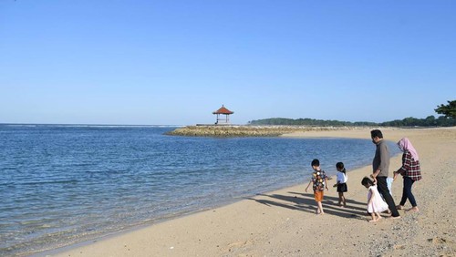 Deburan ombak menyambut kedatangan Presiden Jokowi beserta keluarga di pantai sekitaran Nusa Dua, Bali, Jumat (6/5/2022).