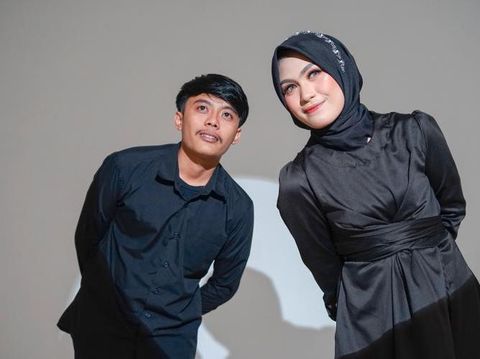 Kisah unik wanita yang bertemu jodoh di kolom komentar TikTok.