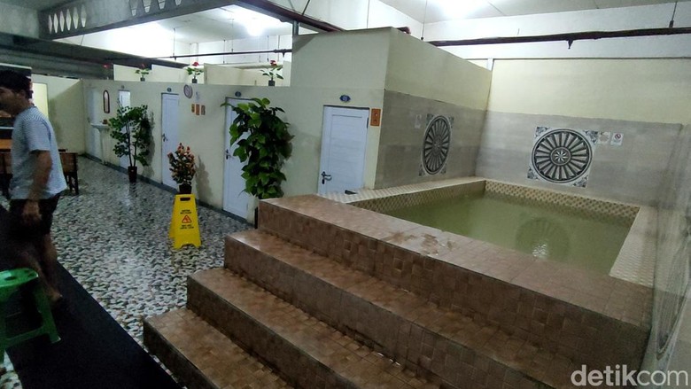 Kolam berendam air panas di basement Pasar Cipanas, Cianjur