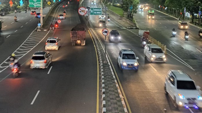 Kondisi lalu lintas di Jalan Ahmad Yani, Bekasi, Jawa Barat, Sabtu (7/5/2022) pukul 18.18 WIB.