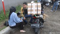 Sebelum melanjutkan perjalanannya ke Tanggerang, Banten, Lana dan Fatih beristirahat sejenak di salah satu SPBU Cileunyi.