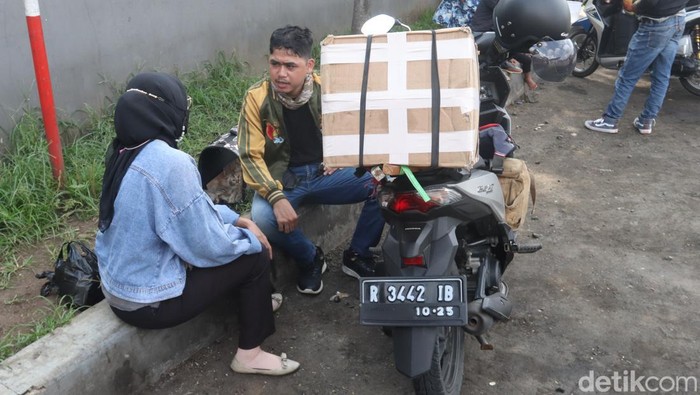 Kucing Persia Asal Cilacap Ikutan Mudik Lho Selain membawa oleh-oleh untuk kembali ke kota, ada juga pemudik yang membawa kucing dari kampung halamannya lho.
