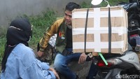 Lana menyebut, ia melakukan dua kali mudik, pertama lebaran di Cilacap di rumah istrinya, lalu mudik lagi ke Garut ke kampung halamannya.