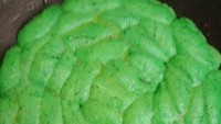 Masih belum diketahui bentuk kue apa yang ingin diciptakan. Adonan berwarna hijau yang dibentuk panjang-panjang ini nyatanya malah meleleh dan tampak seperti adonan kulit dadar gulung. Foto: Twitter/wkwkland_real