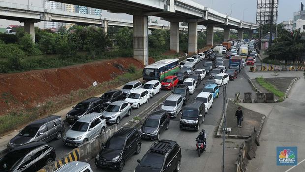 Lalu lintas Jalan KH Noer Ali Inspeksi Kalimalang macet berkilo-kilometer imbas penutupan ruas tol mengarah ke Cikampek pada Sabtu (7/5/2022). (CNBC Indonesia/Tri Susilo)