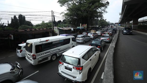 Lalu lintas Jalan KH Noer Ali Inspeksi Kalimalang macet berkilo-kilometer imbas penutupan ruas tol mengarah ke Cikampek pada Sabtu (7/5/2022). (CNBC Indonesia/Tri Susilo)
