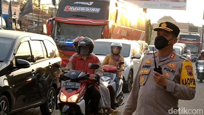 Arus kendaraan di Pekalongan padat merayap lantaran banyaknya persimpangan, Sabtu (7/5/2022).