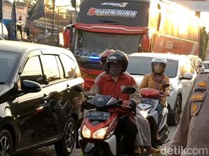 Jalur Pantura di Pekalongan Padat Merayap, Polisi Tutup Persimpangan