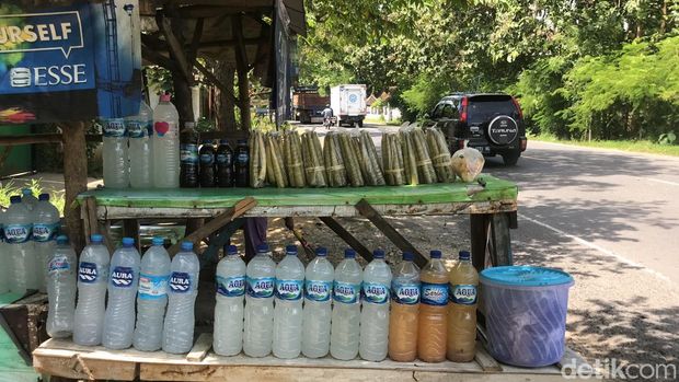 Lapak pedagang legen di Jalur Rembang-Blora, Desa Kedungrejo, Kecamatan Rembang, Sabtu (7/5/2022).