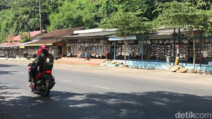 Lapak penjual gereh jambal roti di sekitar Jalur Pantura Rembang, Desa Bonang, Kecamatan Lasem, Sabtu (7/5/2022).