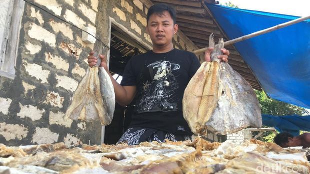 Lapak penjual gereh jambal roti di sekitar Jalur Pantura Rembang, Desa Bonang, Kecamatan Lasem, Sabtu (7/5/2022).