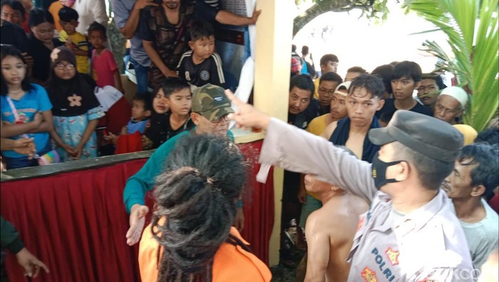 Lima orang warga tergulung ombak di Pantai Cibuaya, Sukabumi