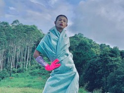Potret Buruh Desa yang Viral Fashion Show di Sawah, Kini Sukses Jadi Model