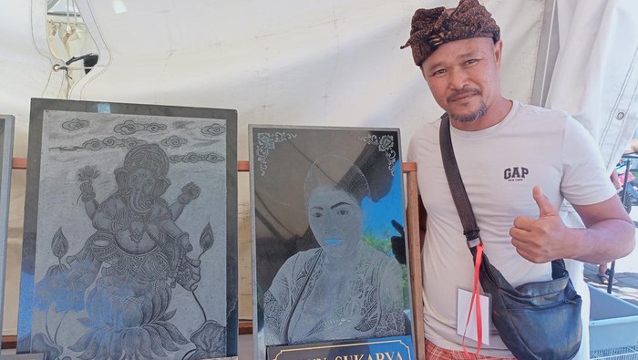 Ketut Suantara dengan beberapa karya seninya.