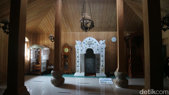Masjid peninggalan Sunan Muria yang terletak di Desa Colo, Kecamatan Dawe, Kabupaten Kudus, Rabu (30/3/2022).