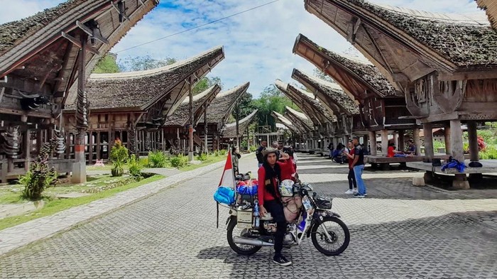 Megie Prawiro tiba di Toraja dalam misinya keliling Indonesia dengan motor antik.