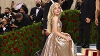 Sabrina Carpenter anggun dengan gaun panjang dari Paco Rabanne. Foto: dok. Instagram @themetgalaofficial