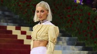 Emma Chamberlain mengucapkan terima kasih kepada Louis Vuitton membuat penampilannya memukau di Met Gala 2022. Foto: dok. Instagram @themetgalaofficial