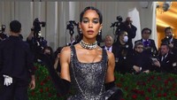 Laura Harrier tampil eksotis serba hitam dengan gaun dari H&M X Victor Glemaud. Foto: dok. Instagram @themetgalaofficial