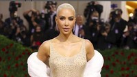 Kim Kardashian memakai gaun langka Marilyn Monroe dari vintage Jean-Louis. Kim dikecam karena dituduh menodai gaun bertabur kristal yang berusia 60 tahun itu dan memakainya di depan umum. Foto: dok. Instagram @themetgalaofficial