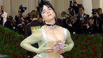 10 Artis dengan Gaun Terbaik di Met Gala 2022