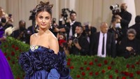 Taylor Hill memakai gaun biru dongker dari Miss Sohee supported by Dolce & Gabbana. Foto: dok. Instagram @themetgalaofficial