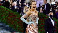 Gaun Blake Lively mencuri perhatian karena berubah warna. Blake Lively yang datang bersama sang suami, Ryan Reynolds mengenakan busana dari Atelier Versace. Foto: dok. Instagram @themetgalaofficial