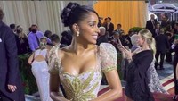 Gaun rancangan Lucia Rodriguez membuat penampilan Genesis Suero bak seorang putri. Foto: dok. Instagram @themetgalaofficial
