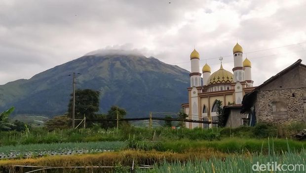 Musala di Dusun Marongan, Desa Sukomakmur, Kecamatan Kajoran, Kabupaten Magelang, berlatar belakang Gunung Sumbing.