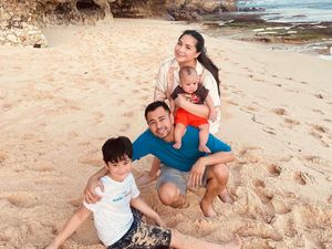 Nunggu Nagita Slavina Bayar, Rafathar dan Rayyanza Ngemper di Depan Toko
