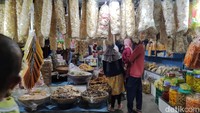 Nah buat kamu yang suka ngemil kerupuk, jangan lewatkan kerupuk renyah yang juga dijual di pusat oleh-oleh. Ada kerupuk melarat, kerupuk kulit hingga kerupuk ikan. Harganya mulai Rp 10 ribuan saja. Foto: detikFood/Devi S. Lestari