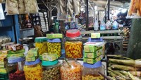 Ada juga yang tak boleh ketinggalan yakni manisan dan asinan buah khas Bogor. Kamu bisa memilih buah salak, mangga, jambu hingga kedondong. Rasanya pedas segar. Foto: detikFood/Devi S. Lestari