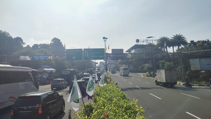One way arah Puncak Bogor dibuka, Sabtu (7/5/2022).
