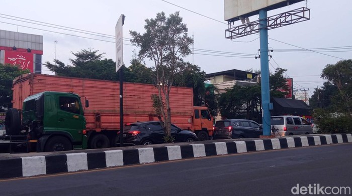 One Way Arus Balik di Tol, Jalur Pantura Cirebon Arah Jateng Dipadati Kendaraan Besar