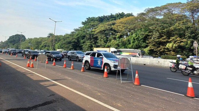 Sistem satu arah atau one way dari Tol Cikampek menuju Jakarta di KM 3+500 dimulai, Sabtu (7/5/2022) pagi. Mobil yang hendak mengarah dari Jakarta ke Cikampek sementara tidak bisa melintas.
