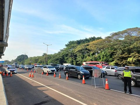 Sistem satu arah atau one way dari Tol Cikampek menuju Jakarta di KM 3+500 dimulai, Sabtu (7/5/2022) pagi. Mobil yang hendak mengarah dari Jakarta ke Cikampek sementara tidak bisa melintas.