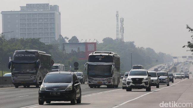 One Way Tol Japek Ramai Lancar
