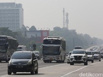 Video One Way Lokal Diberlakukan di Tol Japek Gegara Lalin Padat