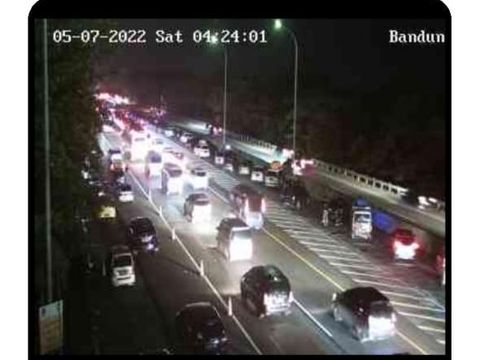 Arus balik one way di Tol Palimanan-Kanci arah Jakarta masih dipadati kendaraan. Sejumlah mobil terlihat menepi di bahu jalan, Sabtu (7/5) pagi.