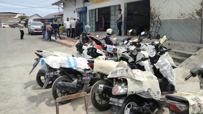 Kondisi ekpedisi paket sepeda motor di stasiun KA Kisaran mulai ramai jadi pilihan warga menghindari kemacetan. Foto: Perdana Ramadhan/detikSumut