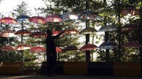 Kesan awalnya, puluhan payung tersebut mirip seperti dekorasi untuk mempercantik jalan.